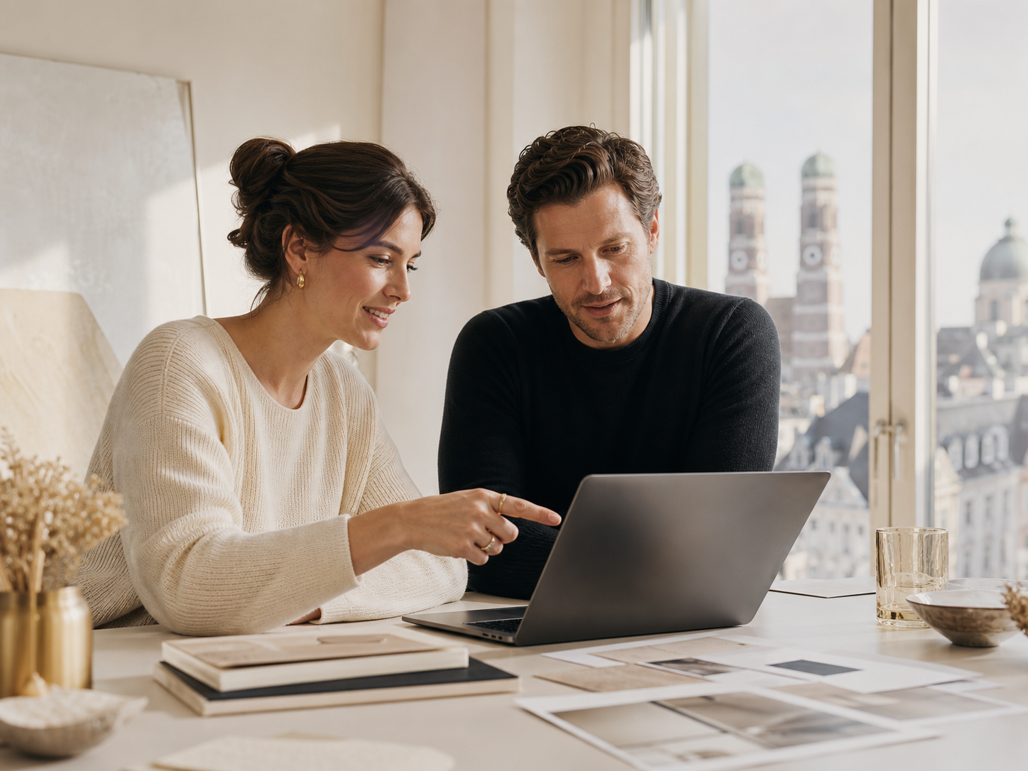 Zwei Menschen besprechen eine Website in einem hellen Münchner Büro